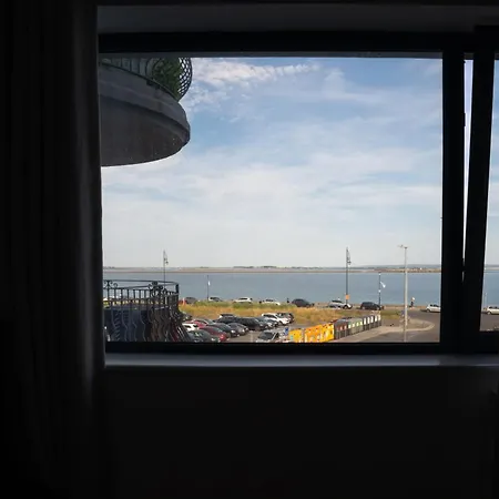 Designer 2-bed With Stunning Sea Views