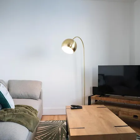 Designer 2-bed With Stunning Sea Views *